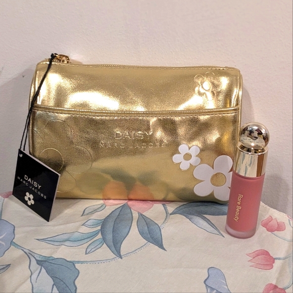 Gold Marc Jacobs- Daisy- cosmetic bag. NEW WITH TAGS - Picture 8 of 16